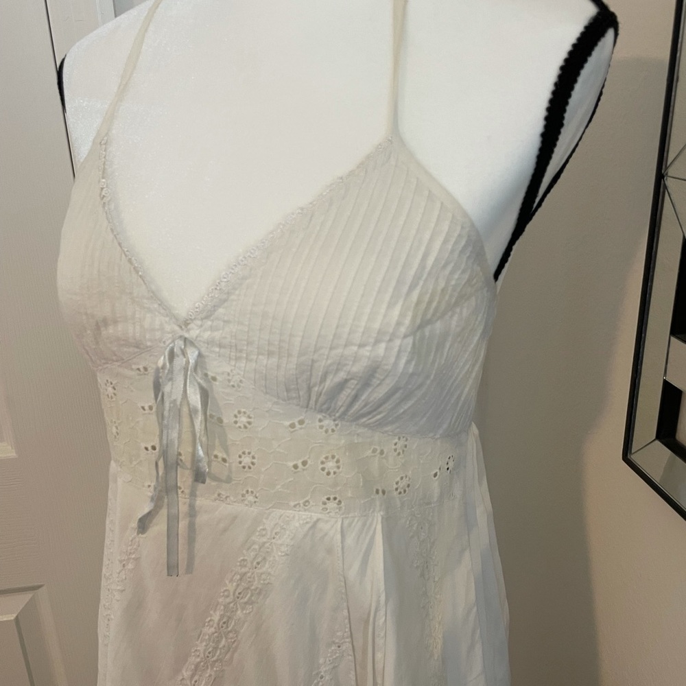 White dress; good for the beach or day trip out - Picture 2 of 4